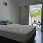 Casa Temporada 02 Dormitorios Com Ar Condicionado E Piscina Guaruja
