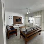 Casa Temporada 02 Dormitorios Com Ar Condicionado E Piscina Guaruja