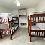 Casa Temporada 02 Dormitorios Com Ar Condicionado E Piscina Guaruja